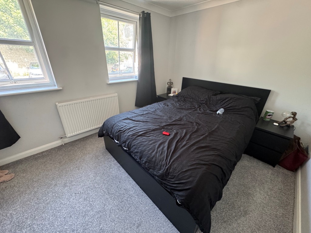 Lot: 8 - MODERN FREEHOLD TWO-BEDROOM TERRACE HOUSE FOR INVESTMENT - Bedroom 1